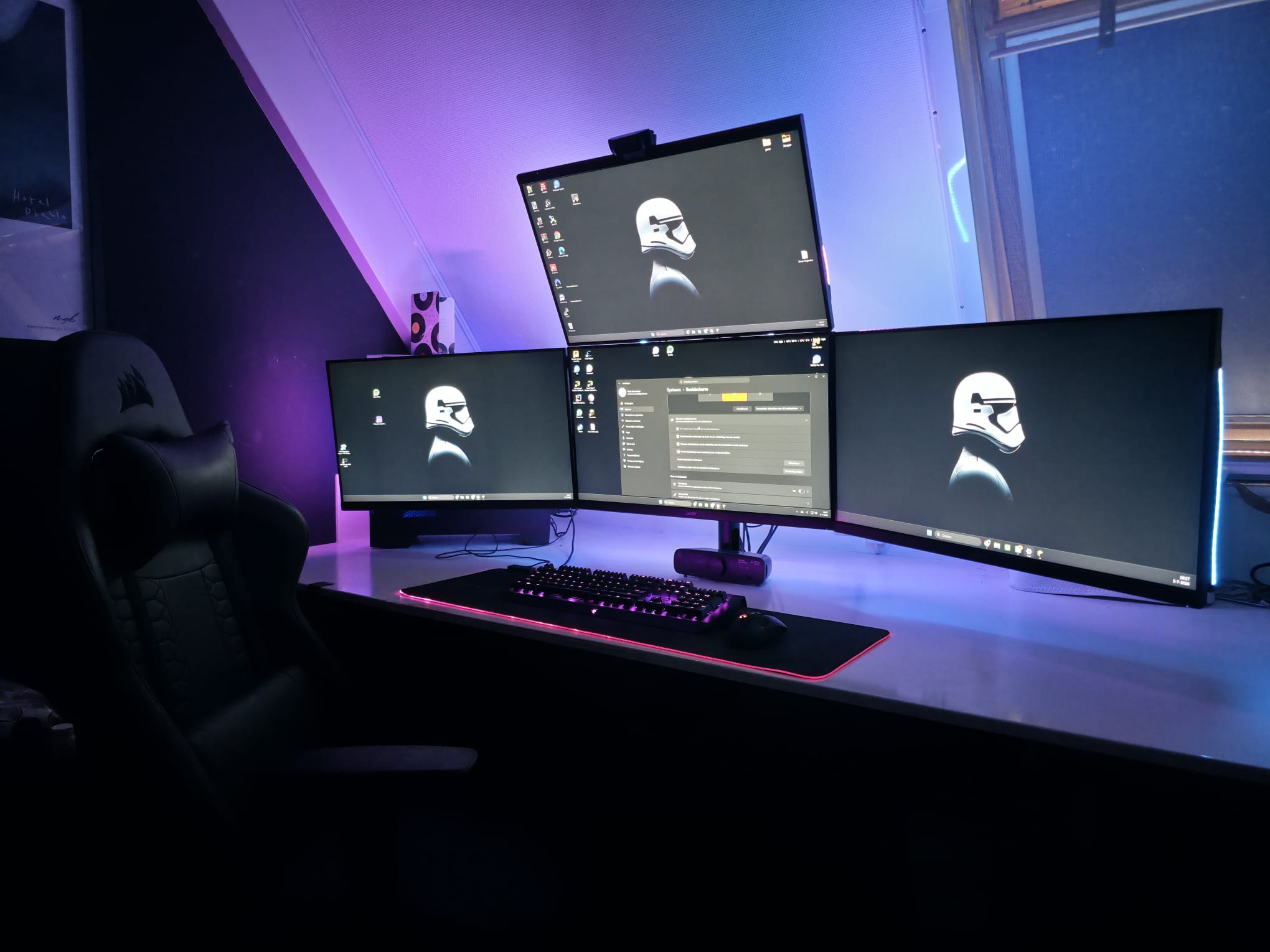 Mijn game-setup met vier monitoren en RGB-verlichting